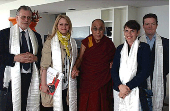 OF EÐA VAN: FJÖLDAFANGELSUN EÐA FLÓTTI