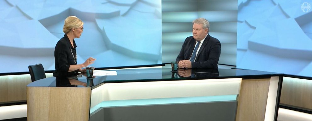 “SAMVINNUFRUMVARPIД Í KASTJÓSI